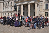 Rundtour vor dem Schloss_Foto LK LWL-PCH_Herr Bonin