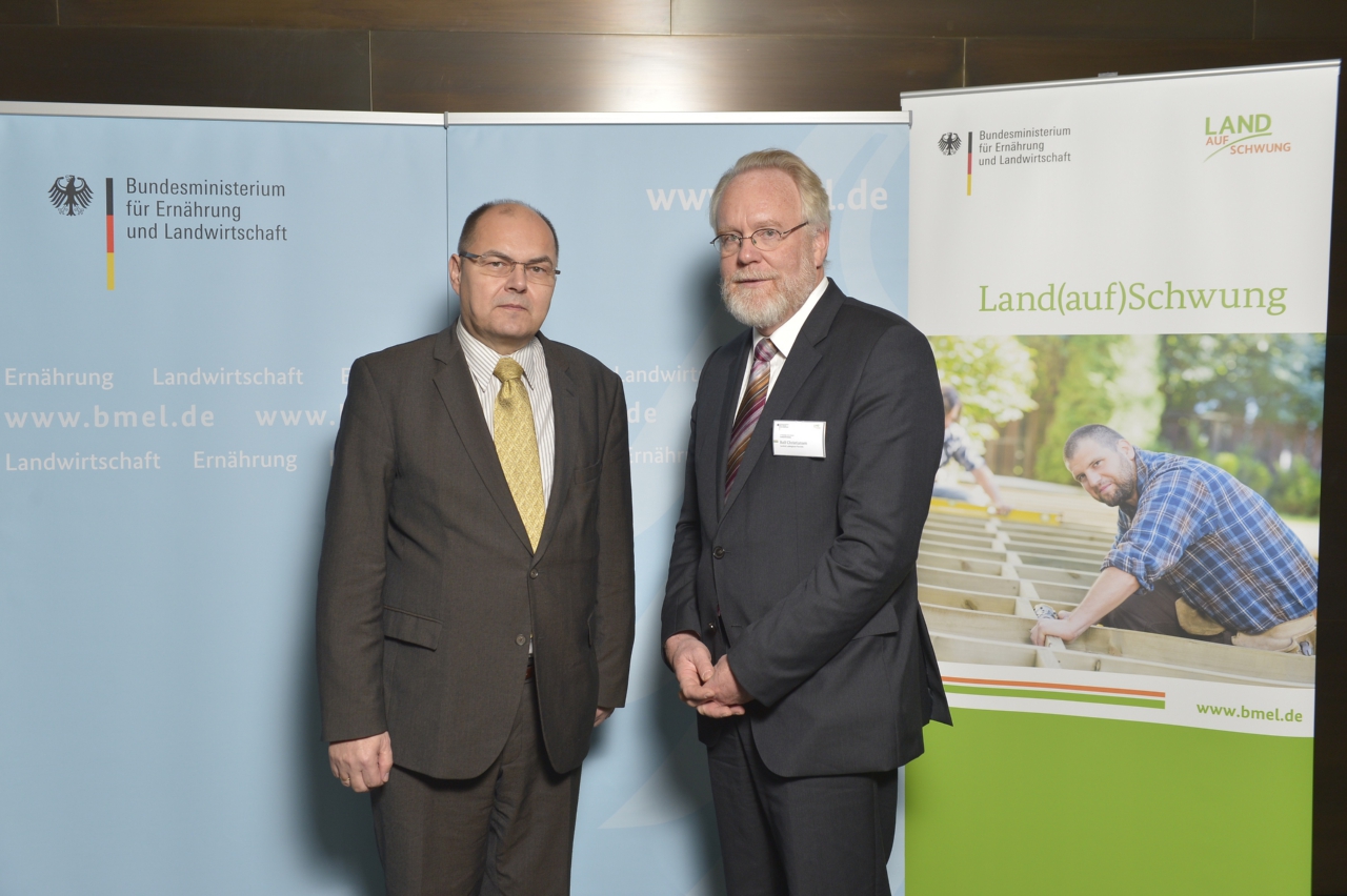 Bundesminister Christian Schmidt (l.) und Landrat Rolf Christiansen bei der Auftaktveranstaltung des Modellvorhabens Land(auf)Schwung