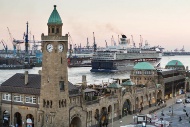 Landungsbrücken in Hamburg mit Kreuzfahrtschiff