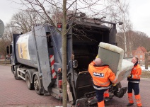 Sperrmüll wird ins Fahrzeug verladen