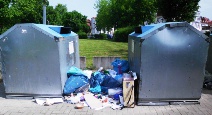 Wertstoffcontainerplatz verschmutzt